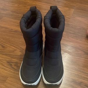 Never worn comfortable sorel boots in black